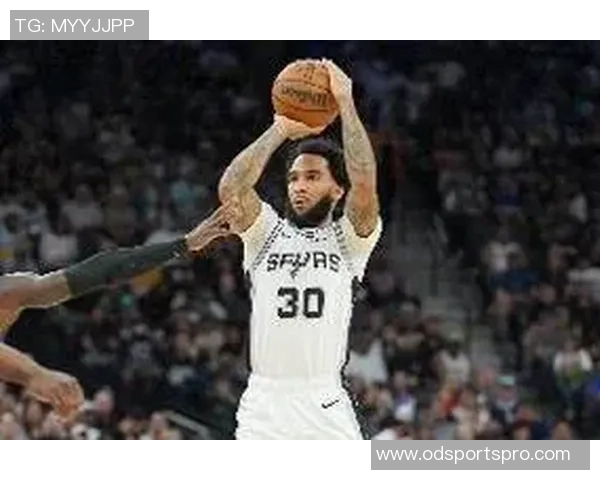 尚帕尼表现惊艳6投3中贡献13分11篮板三分球命中率高达60正负值22 尚帕尼表现惊艳6投3中贡献13分11篮板三分球命中率高达60正负值22